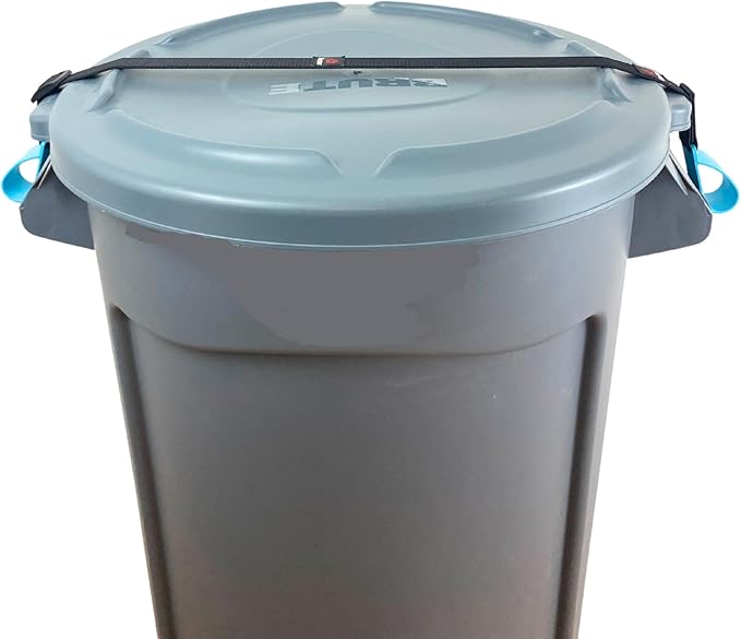 SideArm par BinClaw – Verrou de poubelle robuste pour poubelles rondes avec poignées, ajustement universel (32-96 gal), double fermoir de protection, installation sans outils, résistant aux animaux et au vent, soulèvement du couvercle sans contact (bleu)