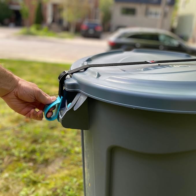 SideArm by BinClaw – Heavy-Duty Trash Can Lock for Round Cans with Handles, Universal Fit (32–96 Gal), Dual Clasp Protection, No Tools Installation, Animal & Wind Resistant, Touch-Free Lid Lift (Blue)